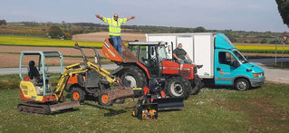 Team und Fuhrpark der W & H Dienstleistungen